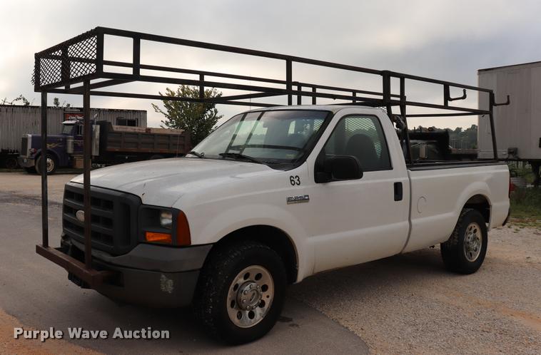 image for item DQ9355 2005 Ford F250 Super Duty XL pickup truck