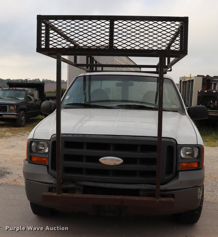 image for item DQ9355 2005 Ford F250 Super Duty XL pickup truck