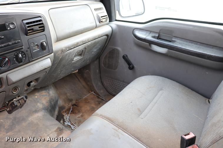 image for item DQ9355 2005 Ford F250 Super Duty XL pickup truck