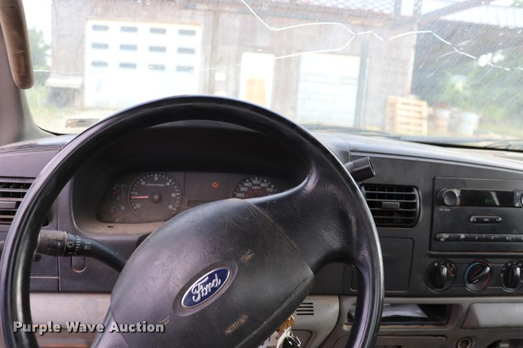 image for item DQ9355 2005 Ford F250 Super Duty XL pickup truck