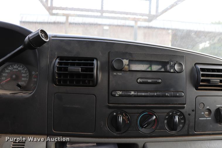 image for item DQ9355 2005 Ford F250 Super Duty XL pickup truck