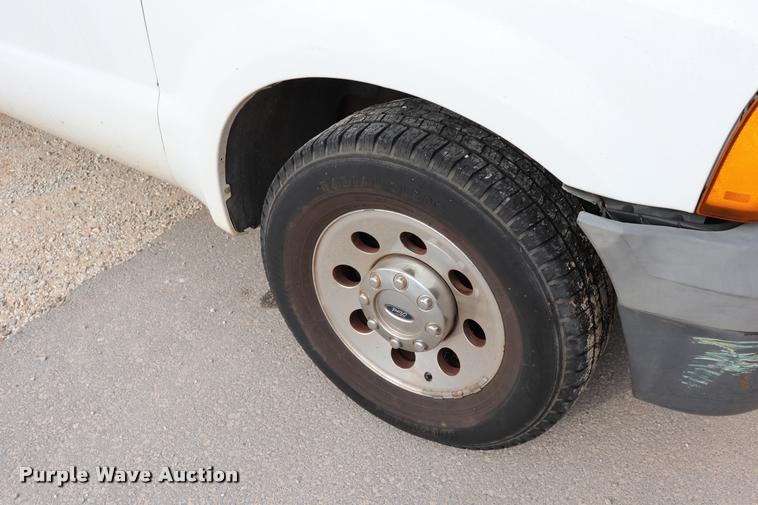 image for item DQ9355 2005 Ford F250 Super Duty XL pickup truck