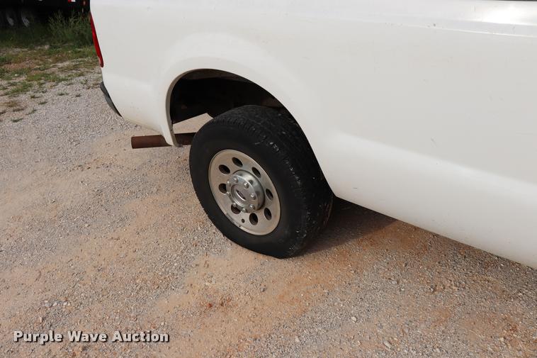 image for item DQ9355 2005 Ford F250 Super Duty XL pickup truck