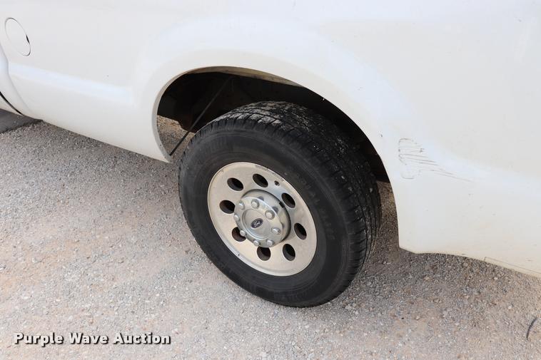 image for item DQ9355 2005 Ford F250 Super Duty XL pickup truck