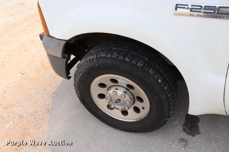 image for item DQ9355 2005 Ford F250 Super Duty XL pickup truck