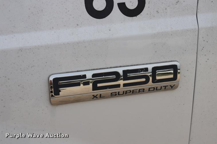 image for item DQ9355 2005 Ford F250 Super Duty XL pickup truck