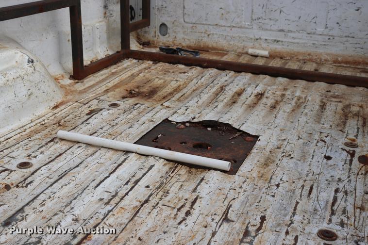 image for item DQ9355 2005 Ford F250 Super Duty XL pickup truck