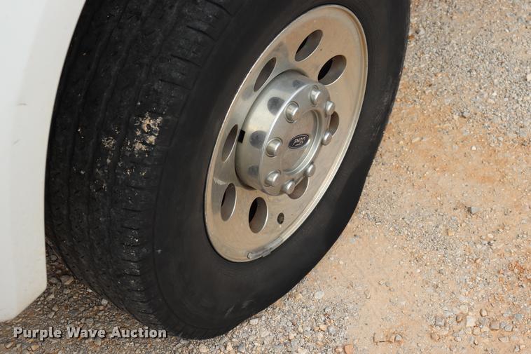 image for item DQ9355 2005 Ford F250 Super Duty XL pickup truck