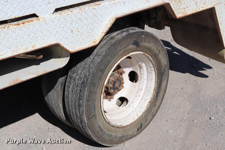 image for item DQ9380 2003 Isuzu NPR vacuum truck