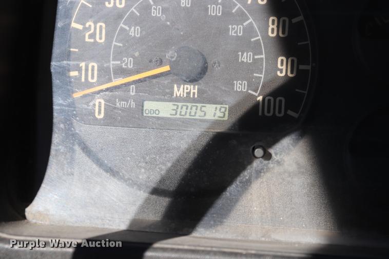 image for item DQ9381 1999 Isuzu NPR vacuum truck