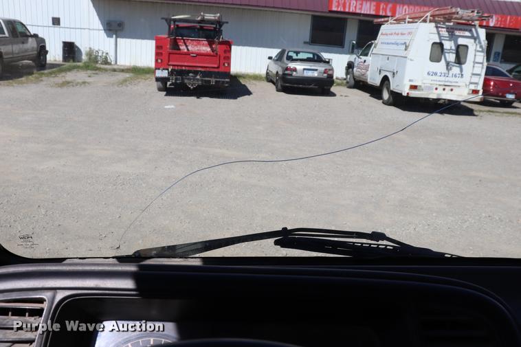 image for item DQ9381 1999 Isuzu NPR vacuum truck