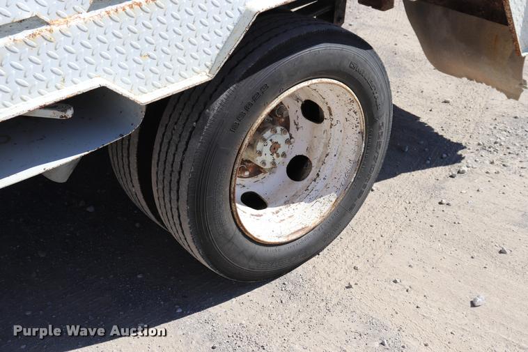 image for item DQ9381 1999 Isuzu NPR vacuum truck