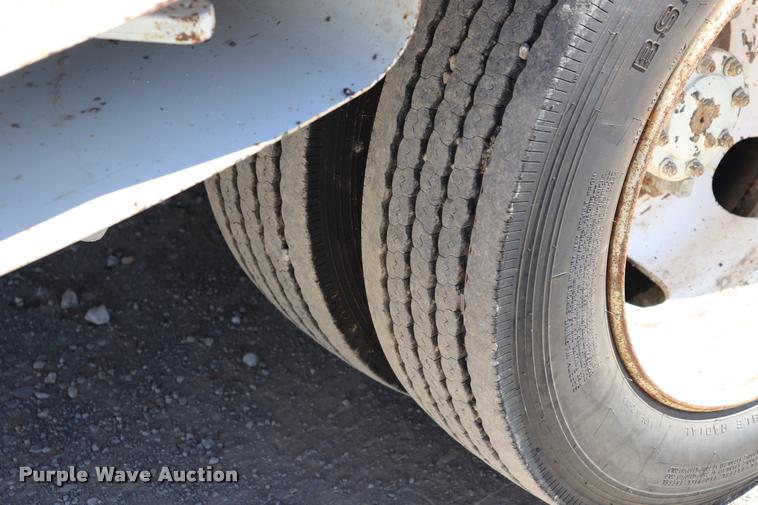 image for item DQ9381 1999 Isuzu NPR vacuum truck