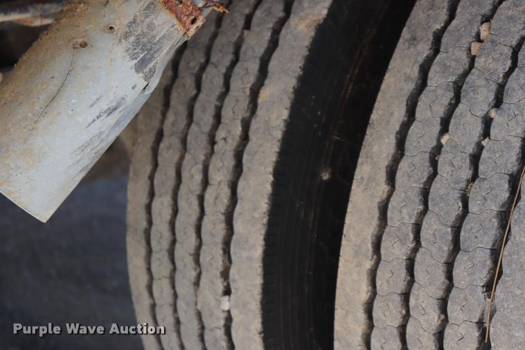 image for item DQ9381 1999 Isuzu NPR vacuum truck