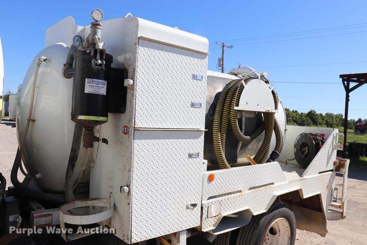 image for item DQ9381 1999 Isuzu NPR vacuum truck