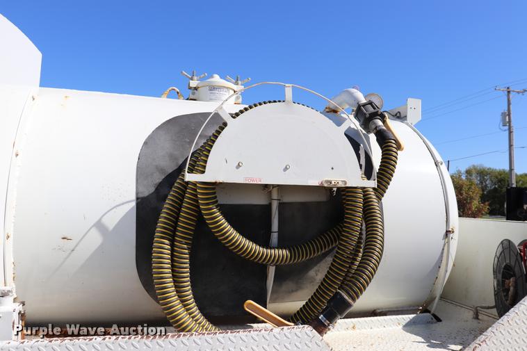 image for item DQ9381 1999 Isuzu NPR vacuum truck