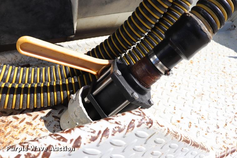 image for item DQ9381 1999 Isuzu NPR vacuum truck