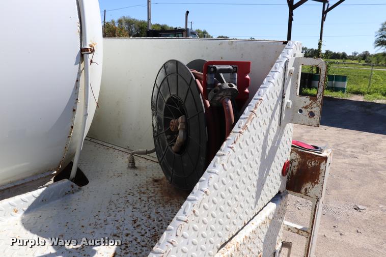 image for item DQ9381 1999 Isuzu NPR vacuum truck