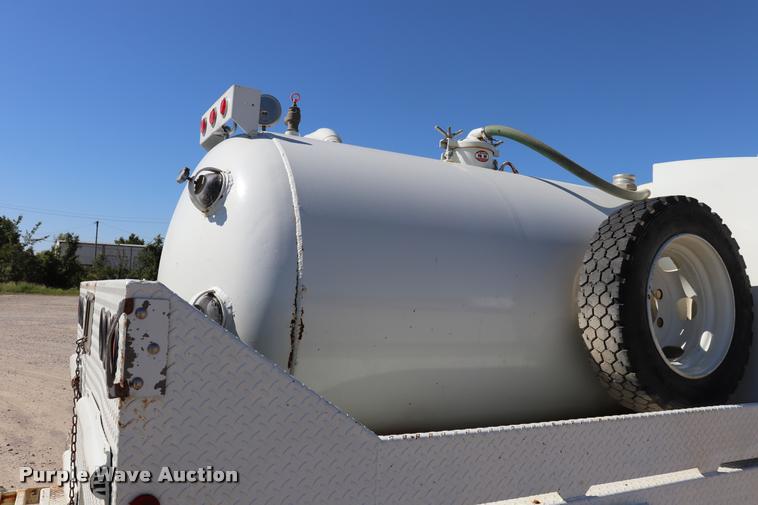 image for item DQ9381 1999 Isuzu NPR vacuum truck