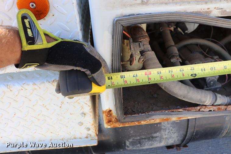 image for item DQ9381 1999 Isuzu NPR vacuum truck