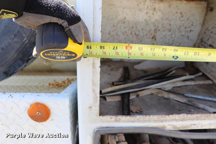 image for item DQ9381 1999 Isuzu NPR vacuum truck