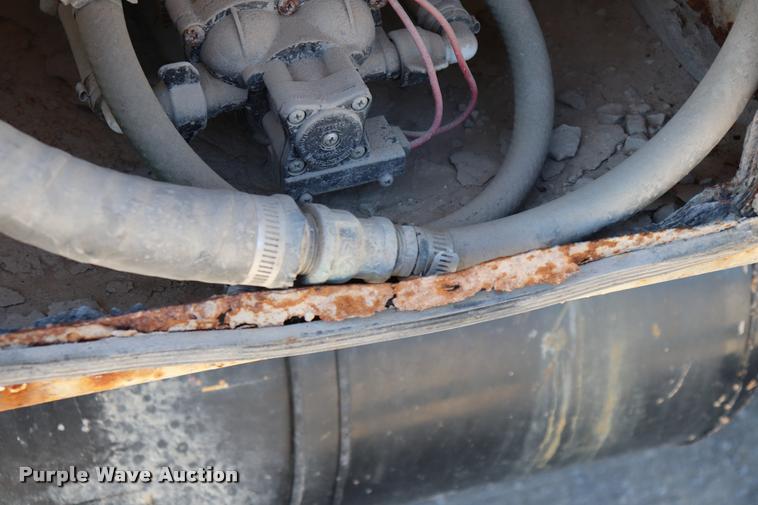 image for item DQ9381 1999 Isuzu NPR vacuum truck