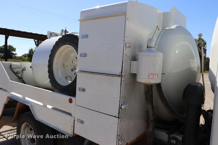 image for item DQ9381 1999 Isuzu NPR vacuum truck