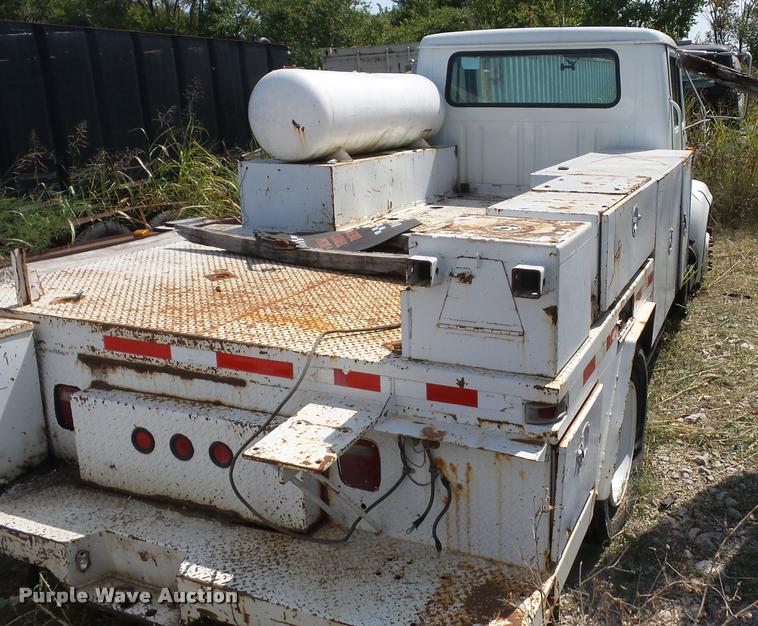 image for item J8593 2001 International 4700LPX service truck