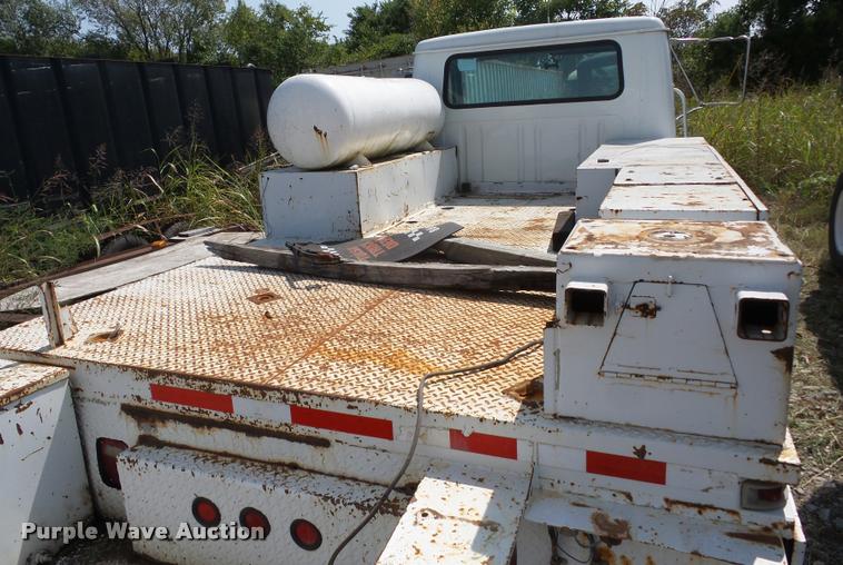 image for item J8593 2001 International 4700LPX service truck