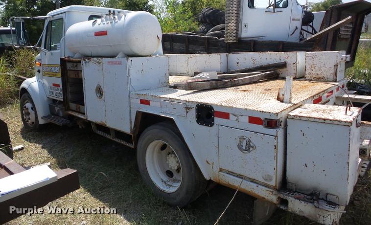 image for item J8593 2001 International 4700LPX service truck