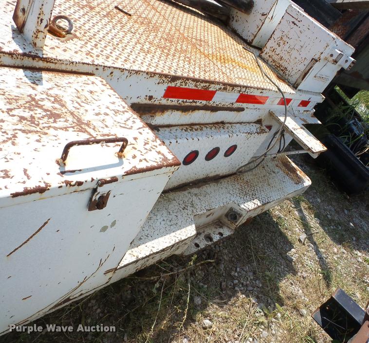 image for item J8593 2001 International 4700LPX service truck