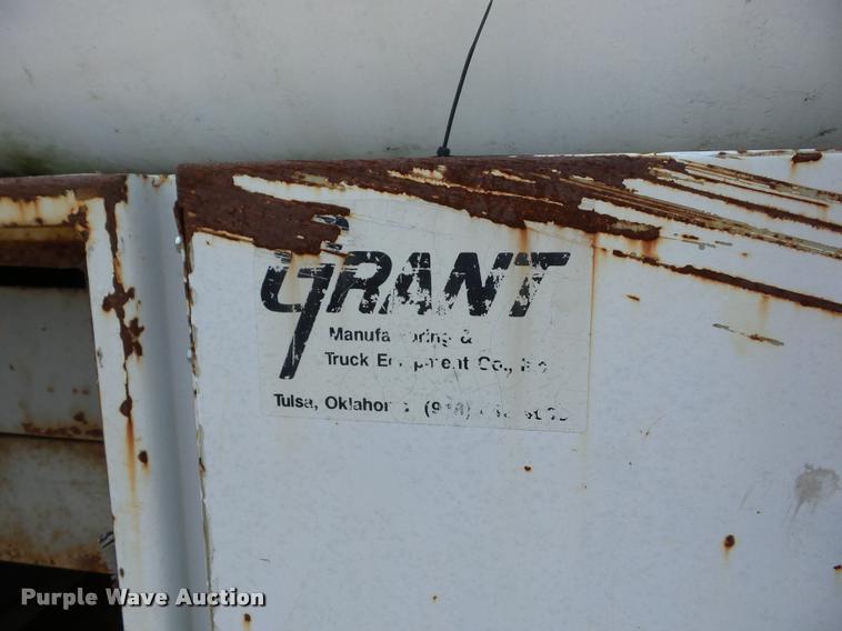 image for item J8593 2001 International 4700LPX service truck