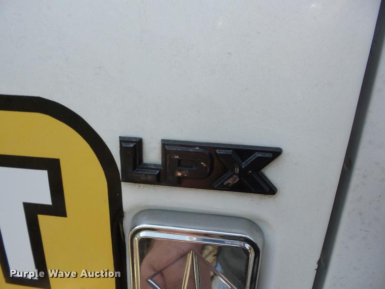 image for item J8593 2001 International 4700LPX service truck