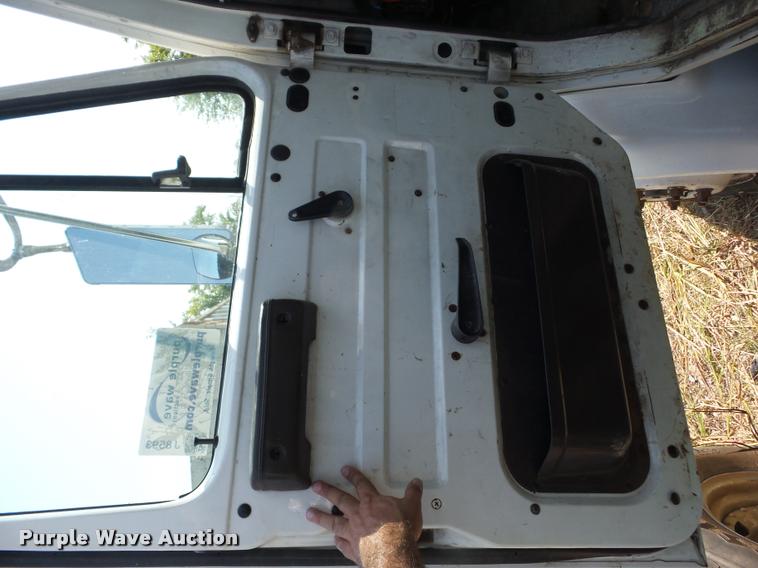 image for item J8593 2001 International 4700LPX service truck