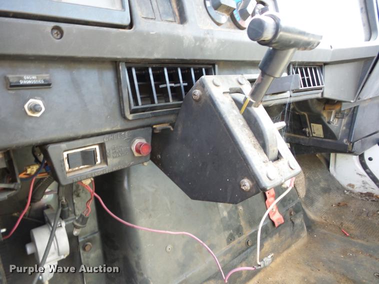 image for item J8593 2001 International 4700LPX service truck