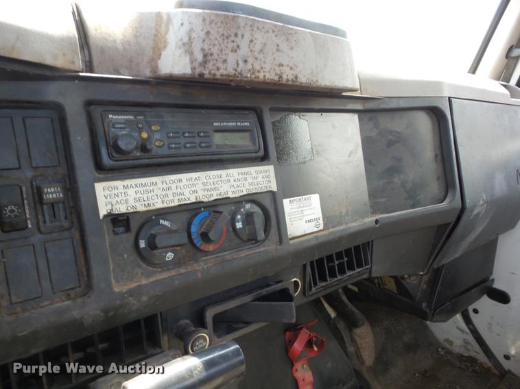 image for item J8593 2001 International 4700LPX service truck