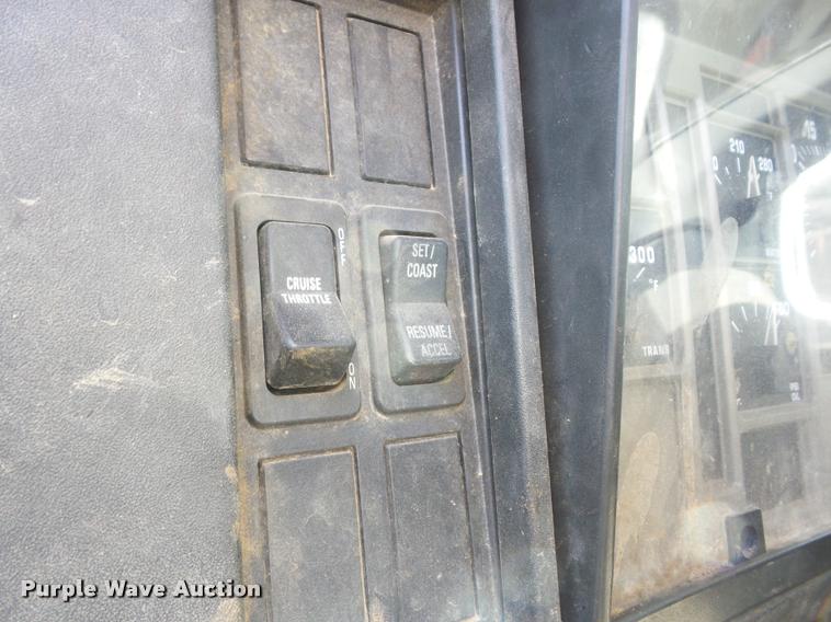 image for item J8593 2001 International 4700LPX service truck