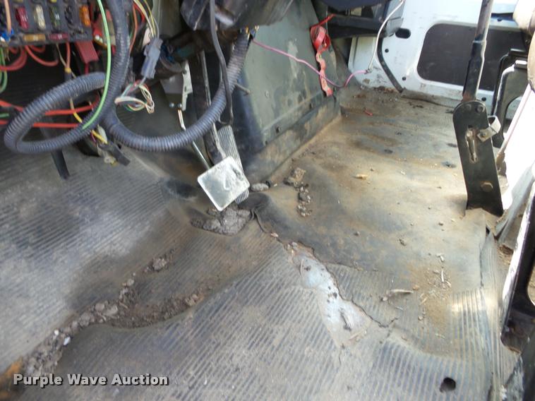 image for item J8593 2001 International 4700LPX service truck