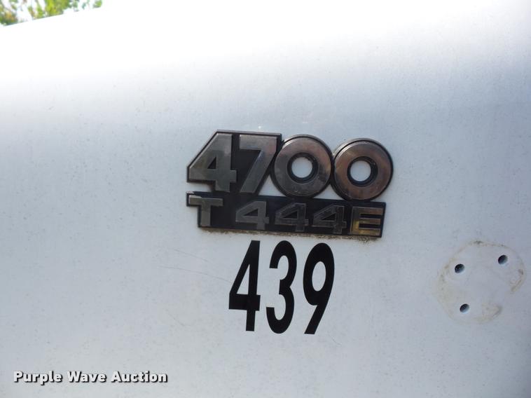 image for item J8593 2001 International 4700LPX service truck