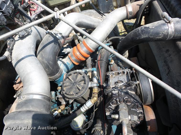 image for item J8593 2001 International 4700LPX service truck