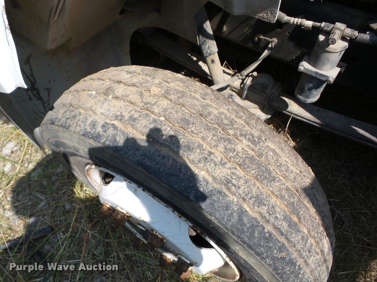 image for item J8593 2001 International 4700LPX service truck