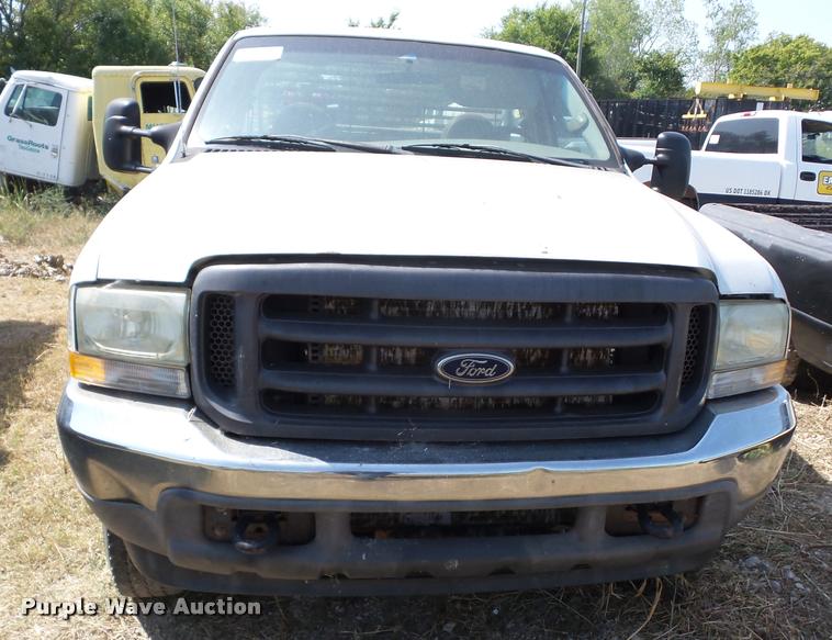 image for item J8596 2004 Ford F250 Super Duty pickup truck