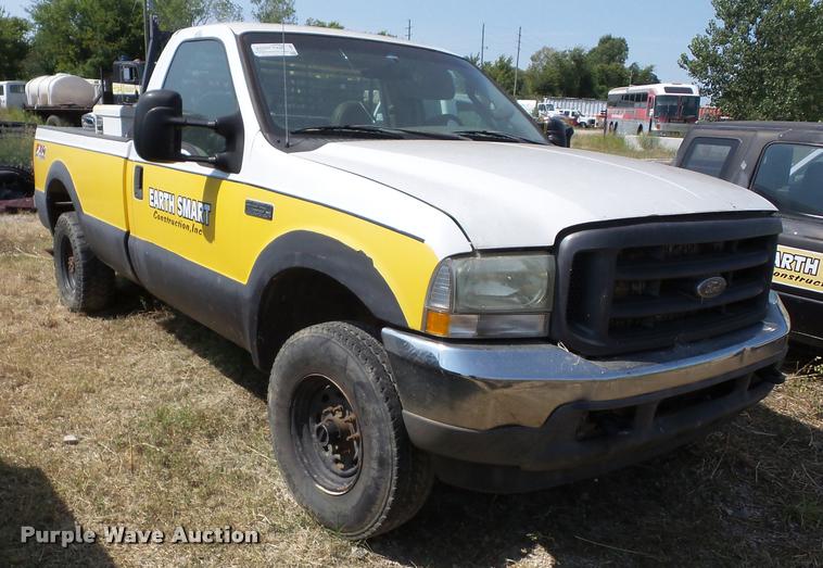 image for item J8596 2004 Ford F250 Super Duty pickup truck