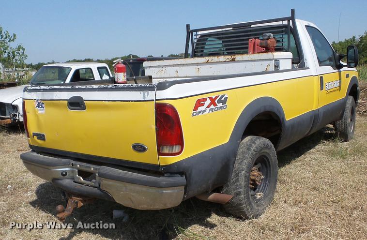 image for item J8596 2004 Ford F250 Super Duty pickup truck