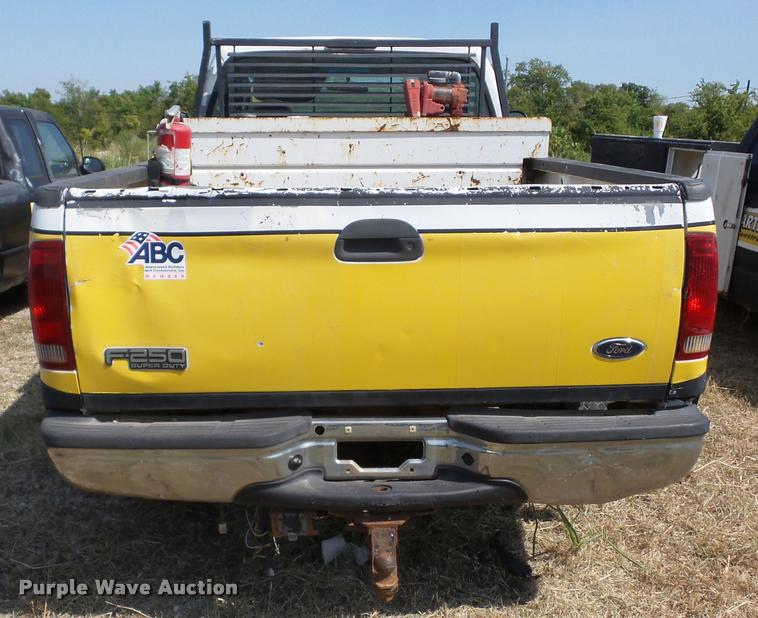 image for item J8596 2004 Ford F250 Super Duty pickup truck