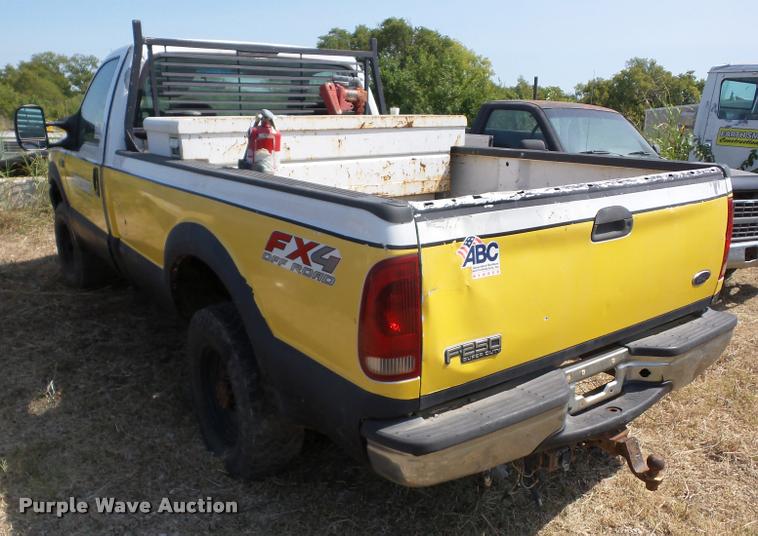 image for item J8596 2004 Ford F250 Super Duty pickup truck