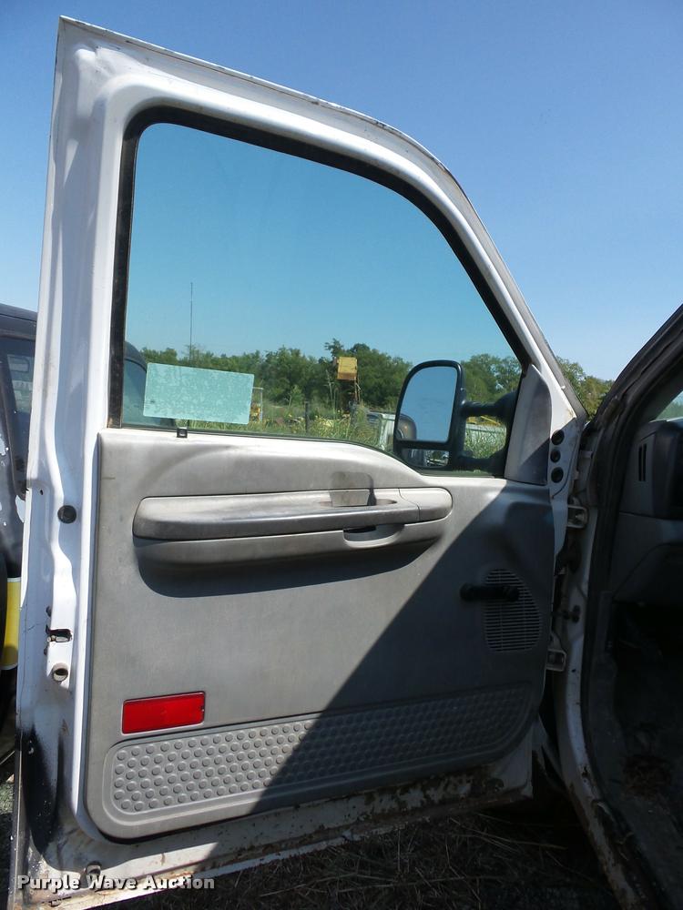 image for item J8596 2004 Ford F250 Super Duty pickup truck