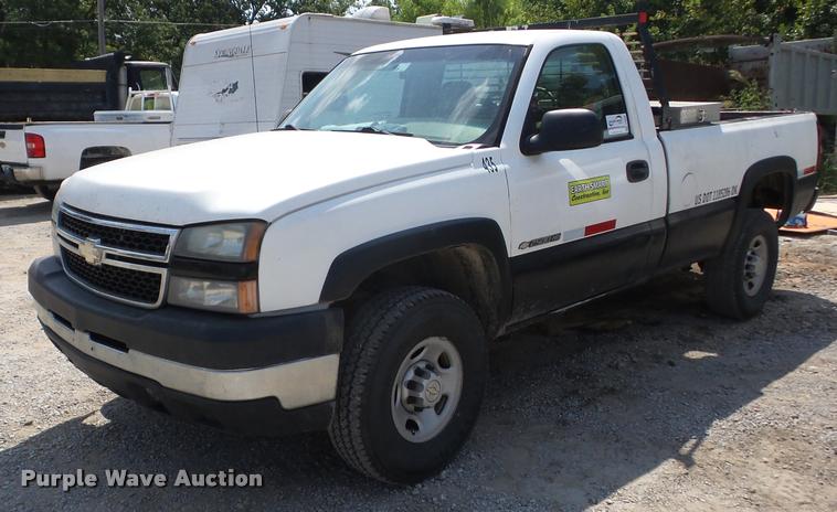 image for item J8599 2006 Chevrolet Silverado 2500HD pickup truck