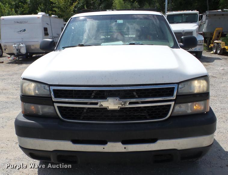 image for item J8599 2006 Chevrolet Silverado 2500HD pickup truck