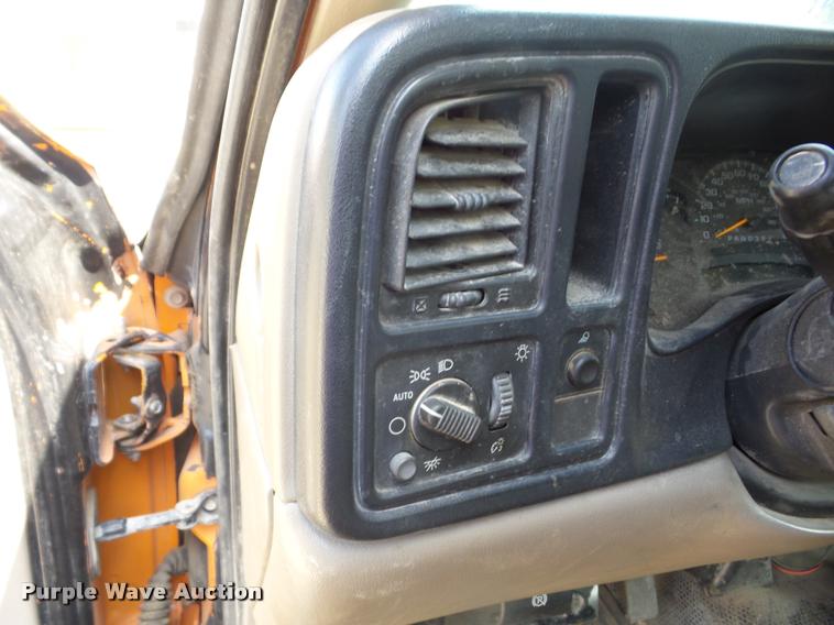 image for item J8599 2006 Chevrolet Silverado 2500HD pickup truck